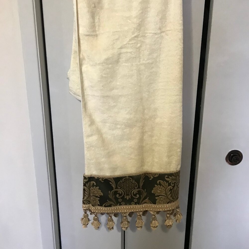 Croscill Bath Towel Cream Color NEW WITH TAGS